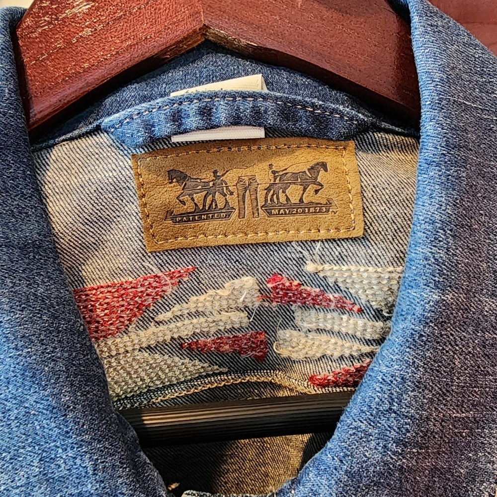 Levis Womens Jean Jacket Size L Denim Trucker Aztec Embroidered Western EUC - Picture 10 of 11
